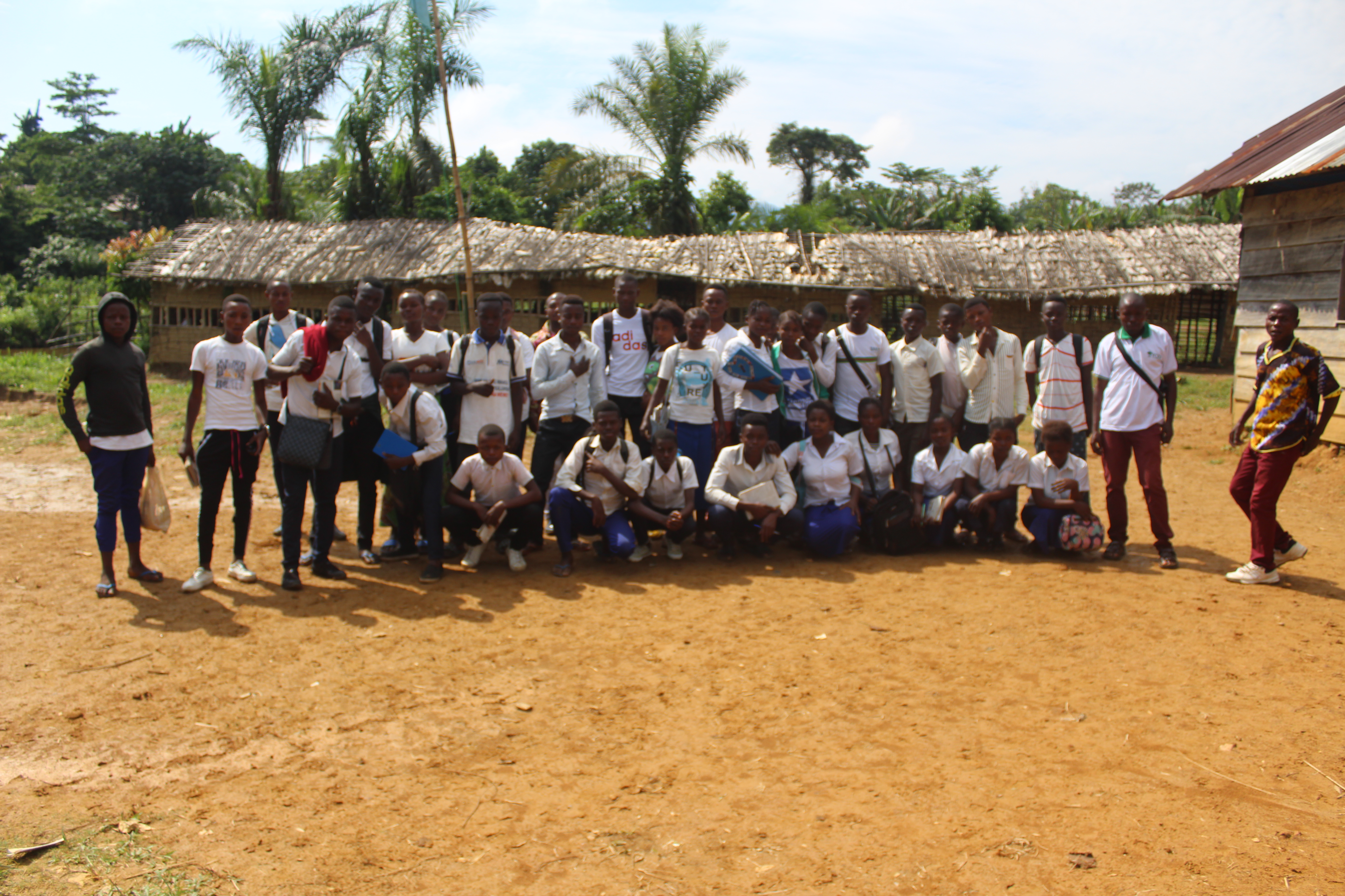 Après l'éducation environnementale sur la conservation communautaire des gorilles de Grauer à l'Institut Binakwa dans la CFCL Basengele.JPG