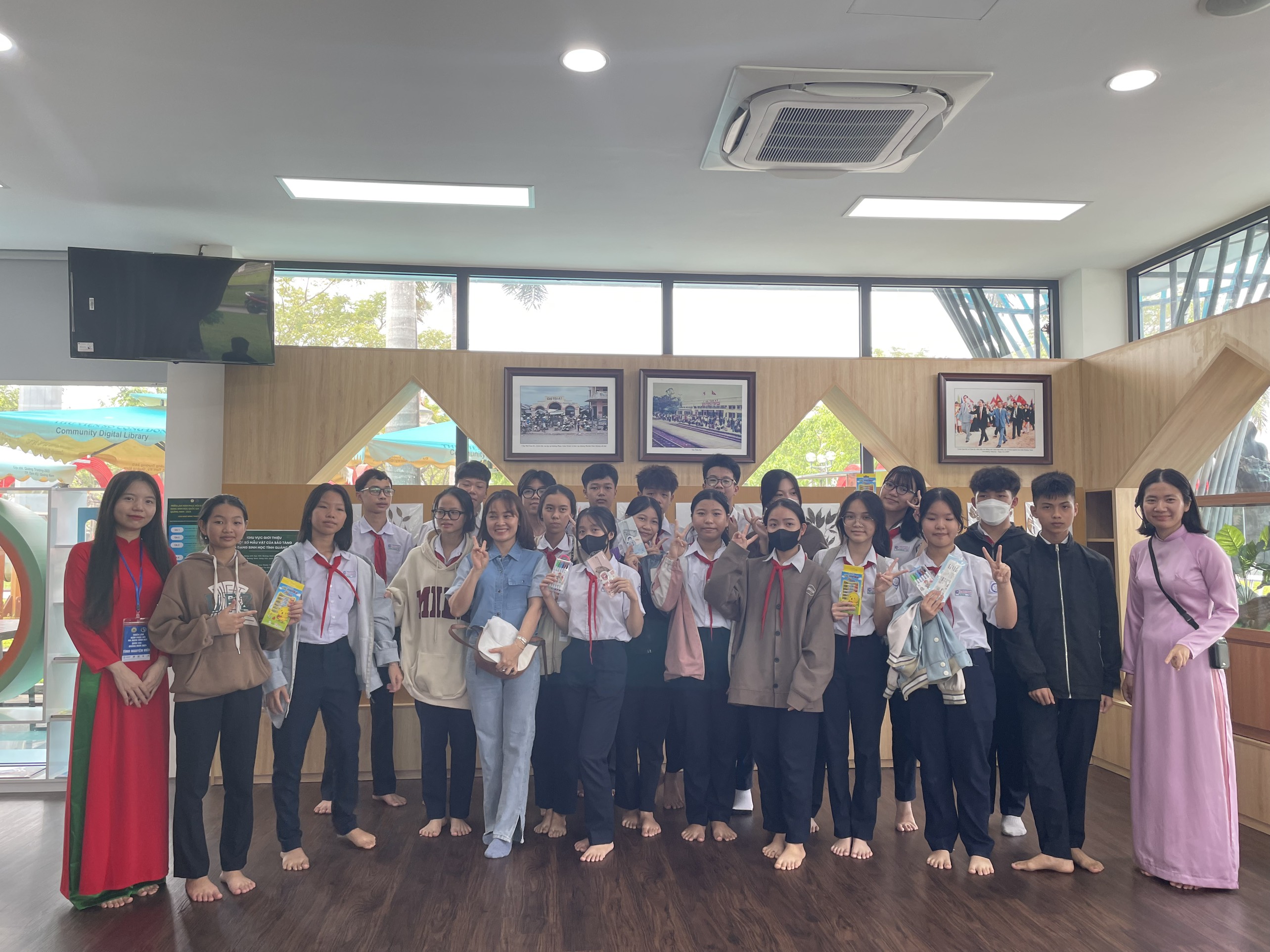 School children visit the exhibition.jpg