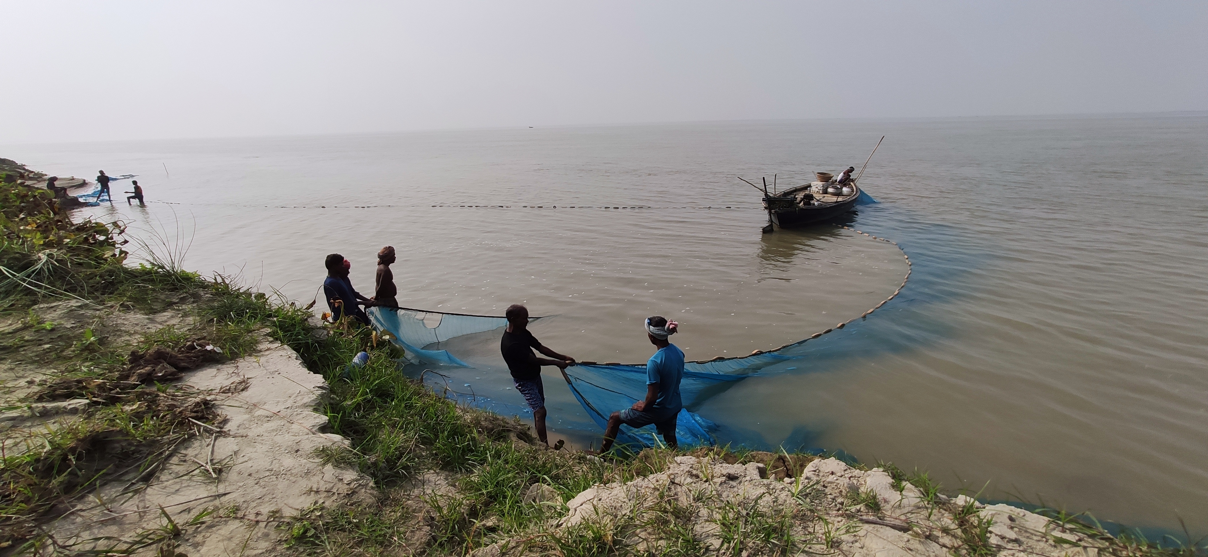 Image 4 Fishers Seining Fish With a Mosquito Net Along a River Bank in West Bengal Soumen Bakshi